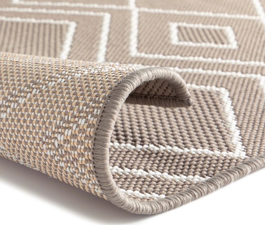 Detailansicht eines braunen, faltbaren Outdoor-Teppichs "Diamond Rhythm" mit geometrischem Muster.