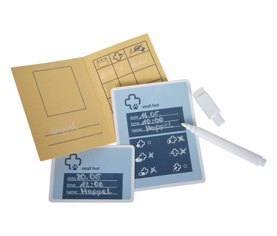Gelbes Notizbuch und Tierarzt-Zubehör von small foot mit dem Namen Hoppel.