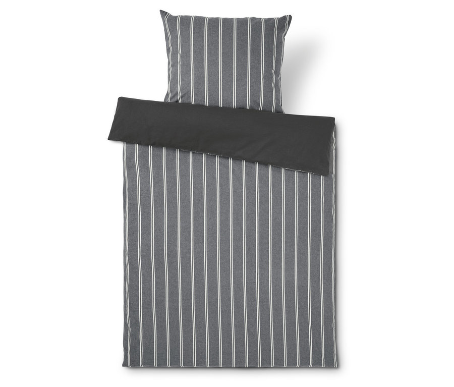 Grau gestreifte Bettwäsche und Kissen.