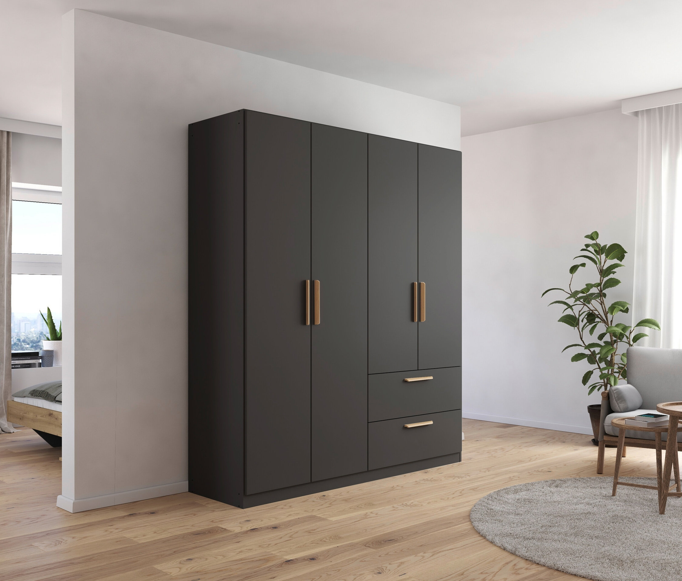 Ein Zimmer mit einem grauen, 4-türigen Drehtürenschrank »Skandi« von Rauch, einer Pflanze und einem grauen Sessel.