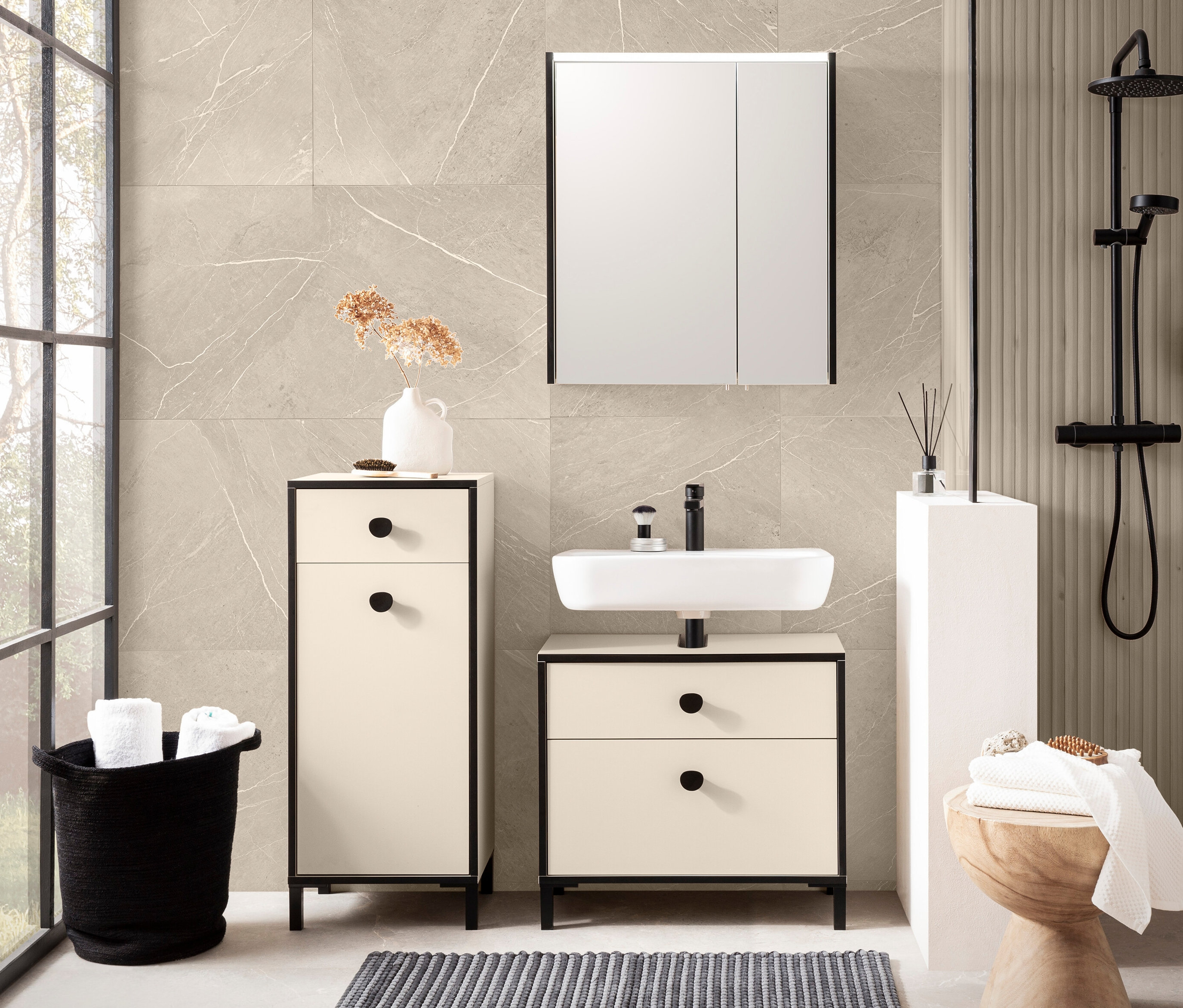 Badezimmer mit Waschbecken, Spiegelschrank und Highboard »Edda« mit 1 Tür und 1 Schublade, cremebeige.