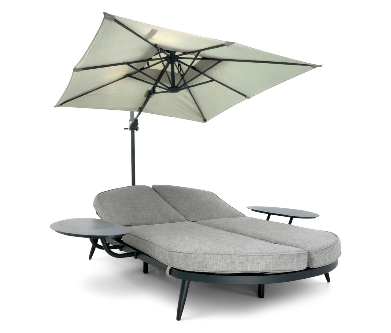 Graue Leco Sonnenliege mit Ampelschirm und zwei kleinen Tischen von vorne.