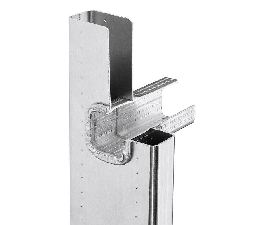 Nahaufnahme eines silbernen Metallprofils mit rechteckigen Aussparungen und abgerundeten Kanten.