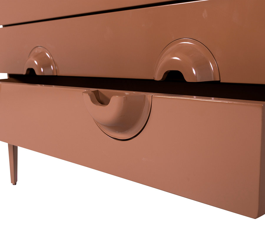 Detailansicht einer braunen WOOOD Kommode »Merge« mit Schubladen.