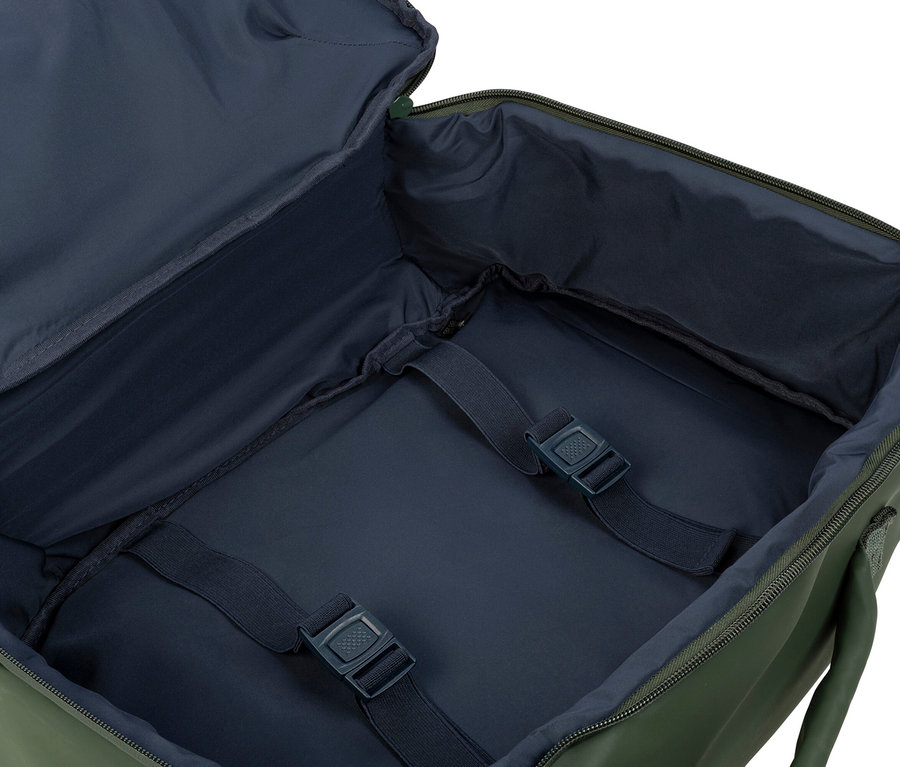 Innenansicht einer leeren, offenen, olivgrünen Reisetasche mit marineblauem Futter und schwarzen Gurten mit Schnallen.