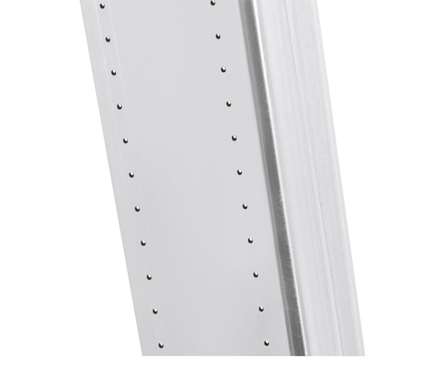 Nahaufnahme einer silbernen Aluminiumleiter mit Nieten.