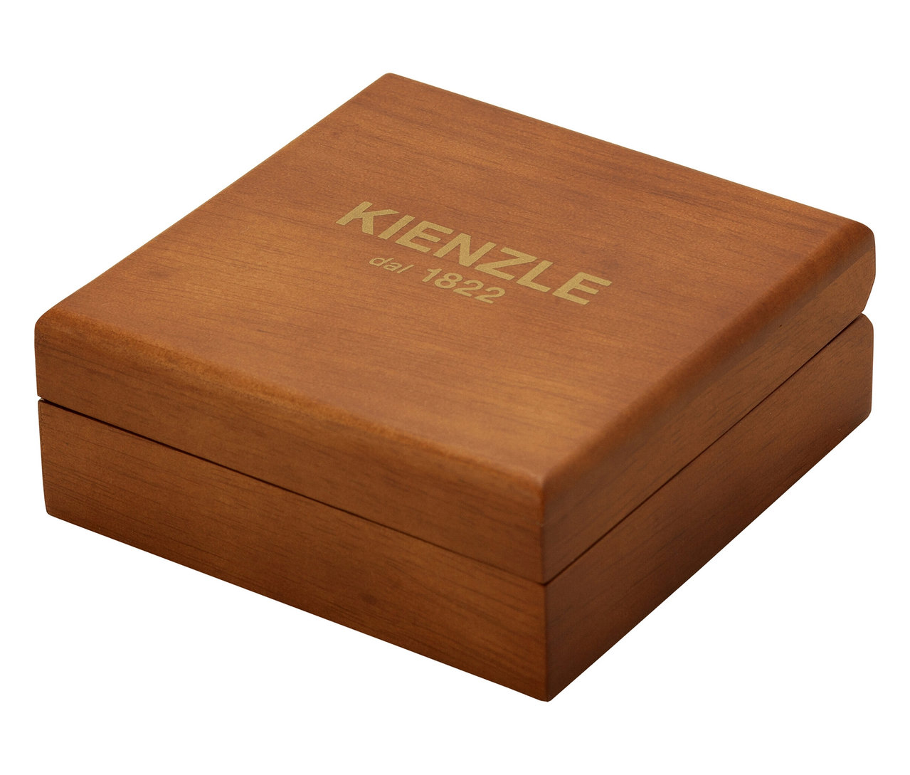 Nahaufnahme einer geschlossenen, braunen Kienzle Taschenuhr »Noir« Box mit dem Markennamen darauf.