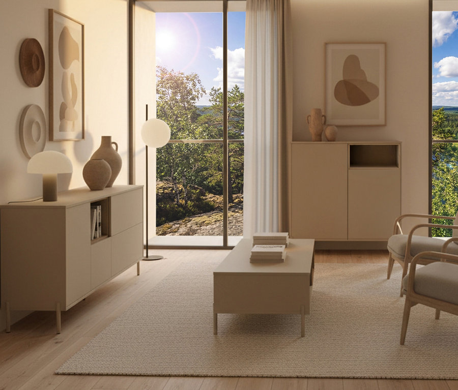 Wohnzimmer mit Highboard »Hygge« in Cashmere-Weiß, zwei Stühlen, Couchtisch und Dekoration vor Fenster mit Ausblick.