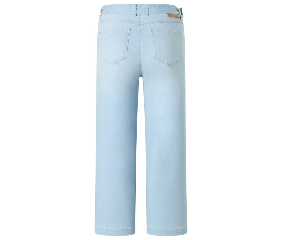 Helle, weite Jeanshose von hinten.