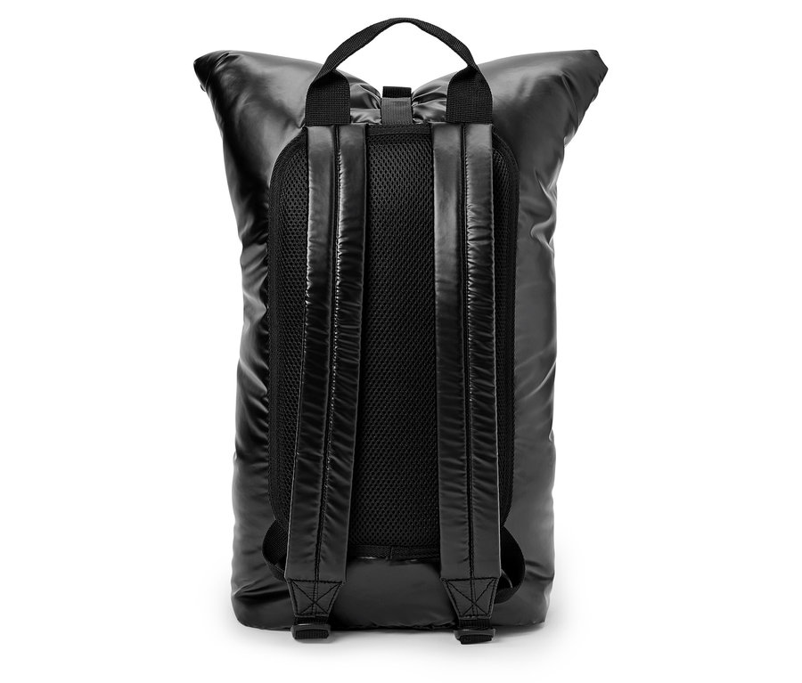 Ein schwarzer Rucksack mit glänzender Oberfläche, von hinten gesehen.