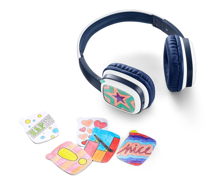 Blaue Kinder-Kopfhörer mit austauschbaren Malkarten liegen auf einem weißen Hintergrund nebeneinander.