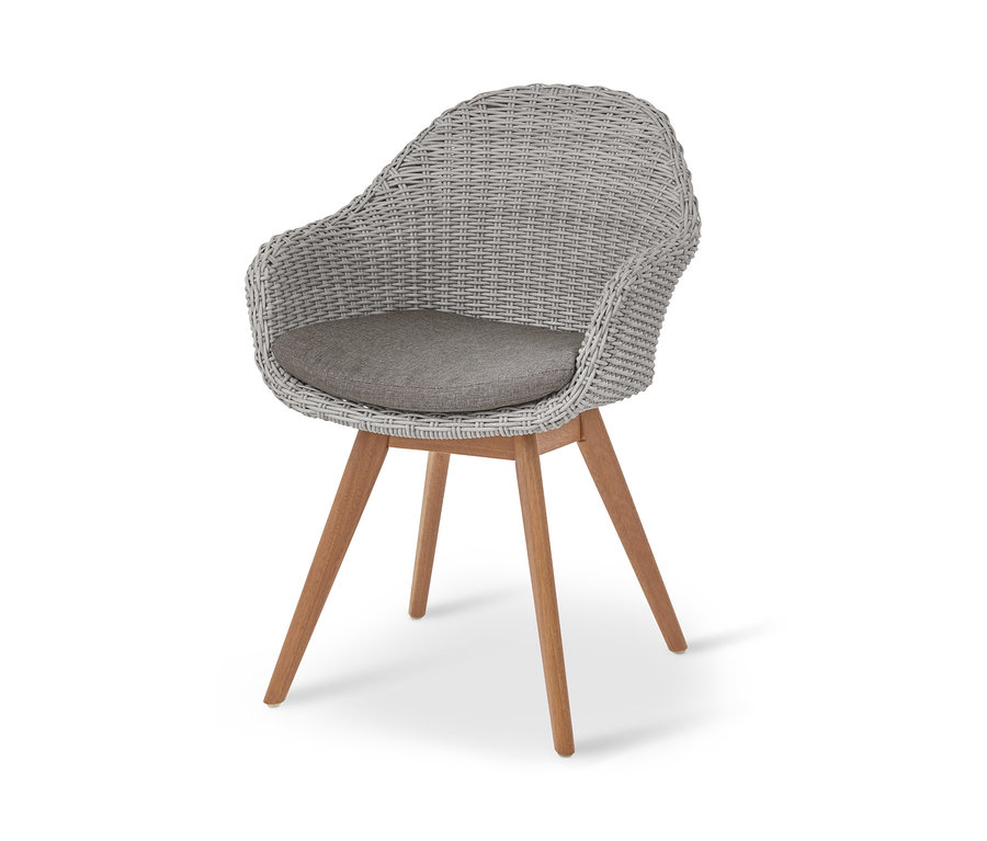 Ein grauer Schalenstuhl mit Polyrattangeflecht und Beinen aus Eukalyptusholz.