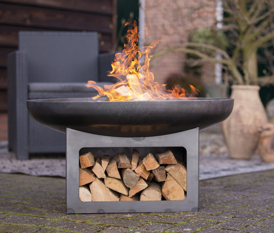 Feuerschale »Juva Industrial«, ca. 80 cm mit brennendem Holz.