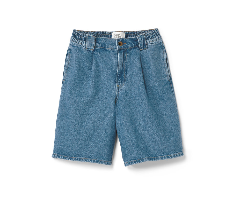 NAH/STUDIO Bermuda-Shorts aus recycelter Baumwolle auf weißem Hintergrund.