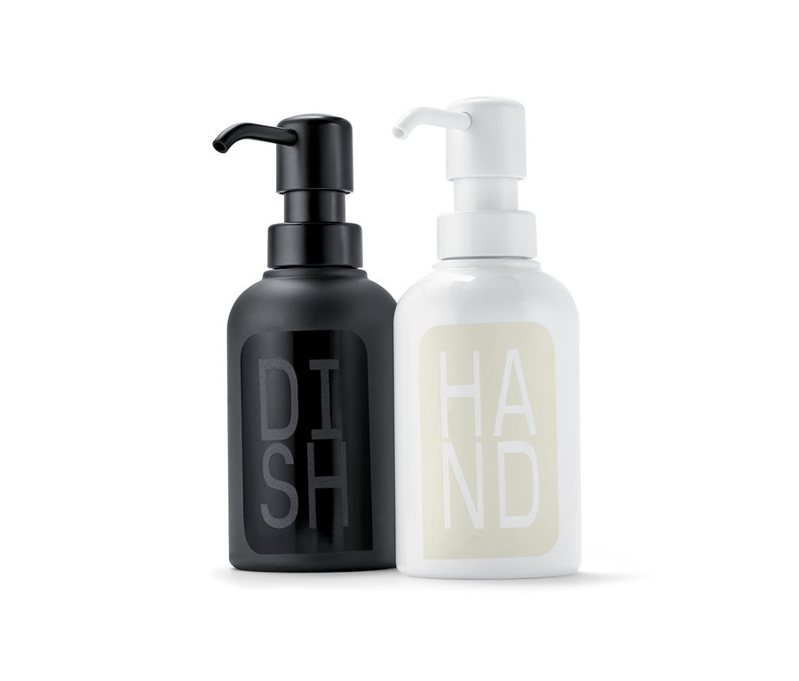 Zwei Seifenspender: ein schwarzer mit der Aufschrift „DISH“ und ein weißer mit der Aufschrift „HAND“.