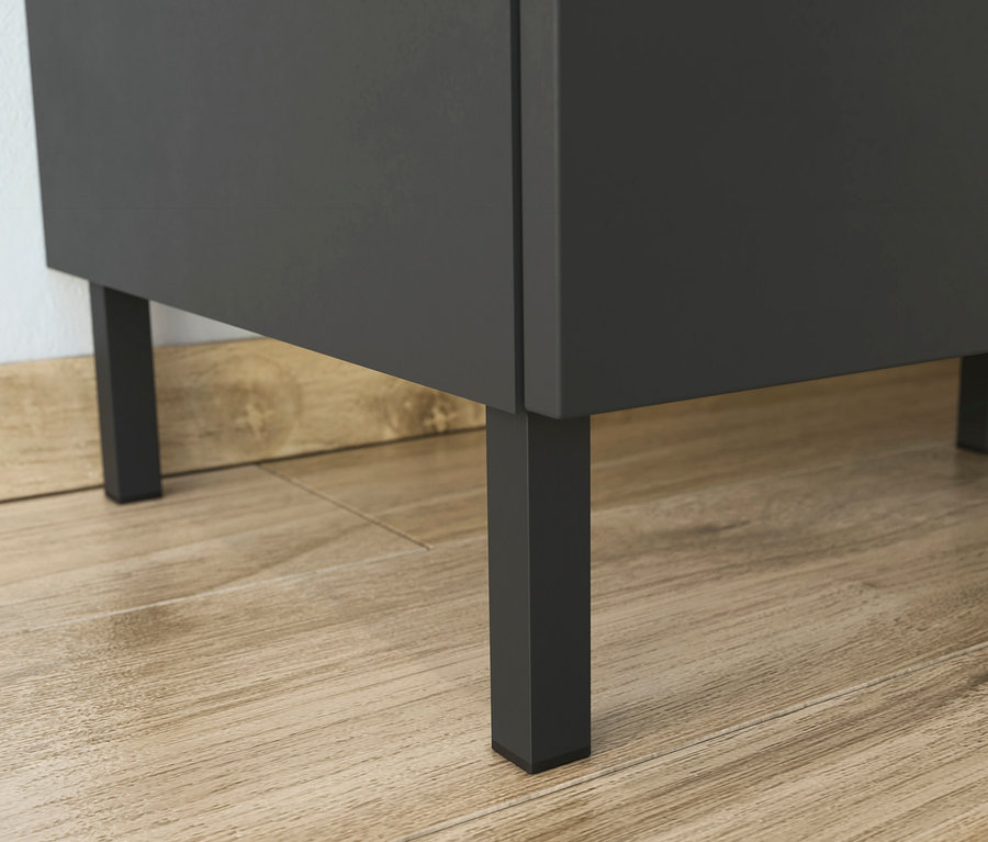 Nahaufnahme eines graphitfarbenen Highboards »CALIFORNIA« mit Füßen auf einem Holzboden.