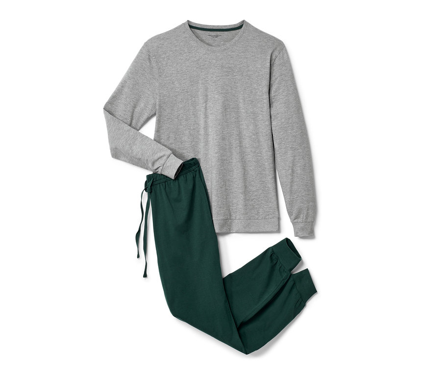 Graues langärmeliges Oberteil und eine grüne Pyjamahose.