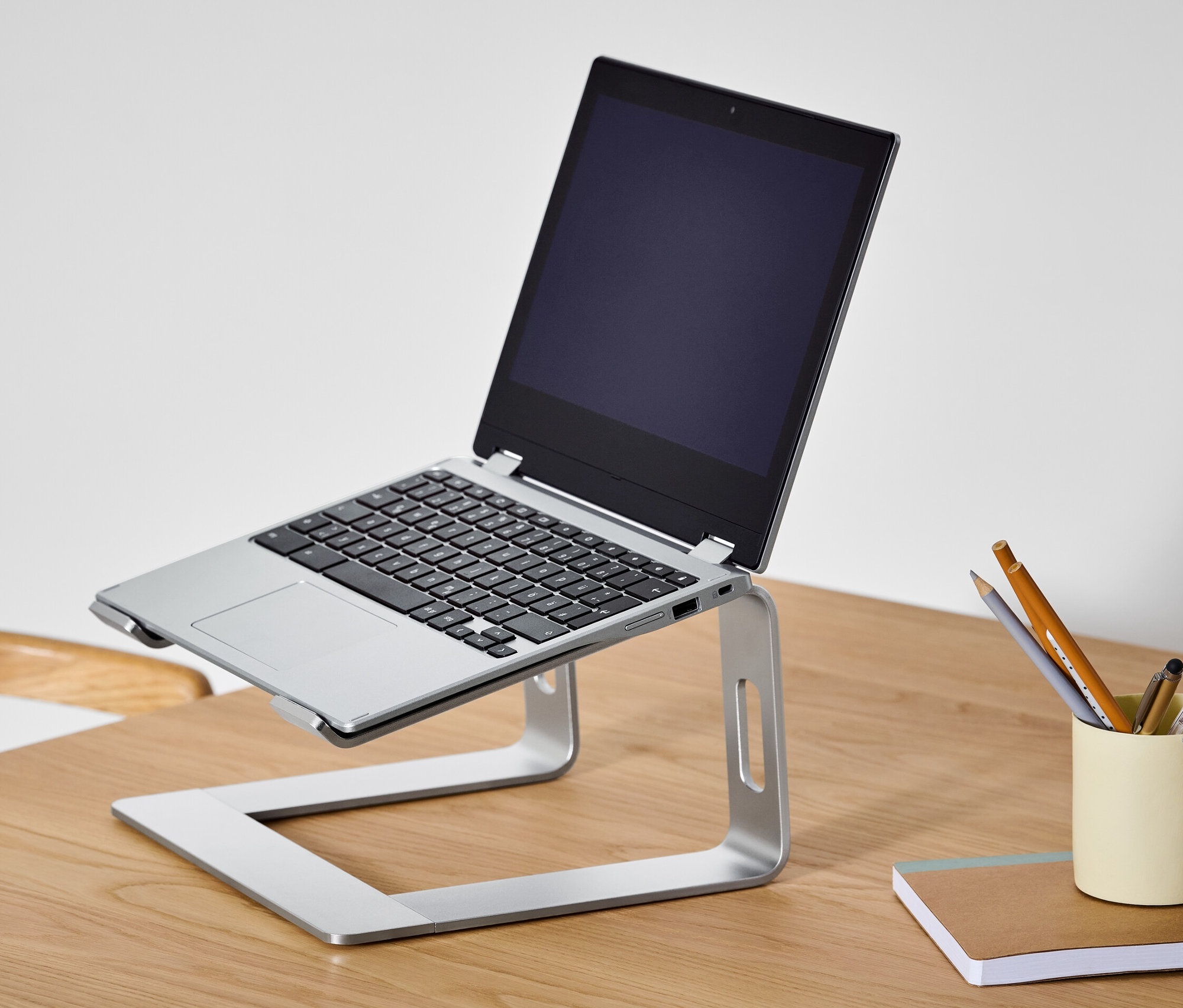 Laptop auf einem Laptop-Ständer.