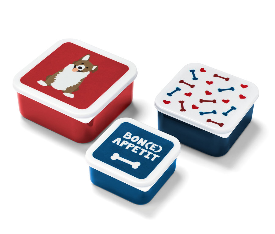 Drei Snackdosen: eine rote mit einem Hund, eine dunkelblaue mit Knochen und Herzen und eine dunkelblaue mit der Aufschrift Bon(e) Appetit.