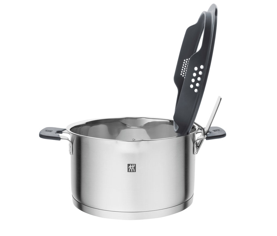 Ein Kochtopf aus Edelstahl mit zwei Griffen und einem schwarzen Deckel mit Löchern.