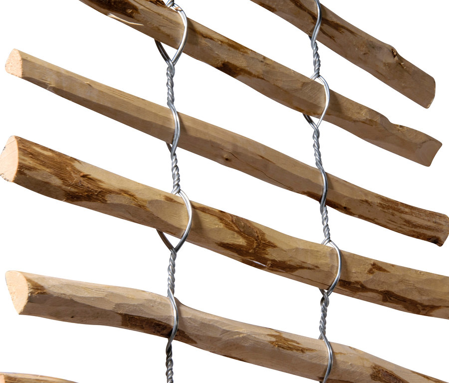 Detail eines Dobar Rankgitter-Spaliers, ein Holzspalier mit silbernem Draht.