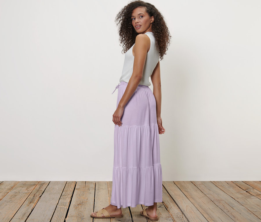 Frau posiert in einem Maxi-Rock.