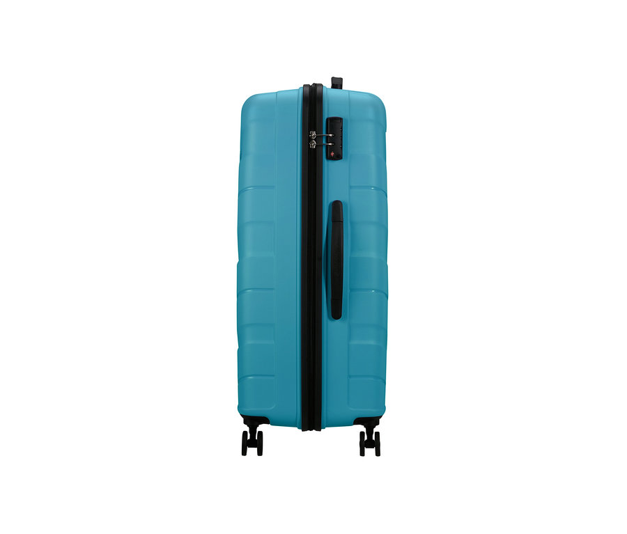 Detailansicht eines hellblauen American Tourister »Jetdriver 3.0« Koffers mit schwarzem Reißverschluss, Griff und Schloss.
