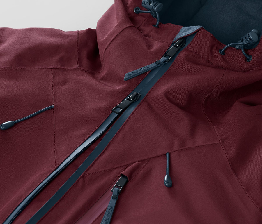 Detailaufnahme einer bordeauxroten Ski-und-Snowboardjacke mit Reißverschluss und Kapuze.