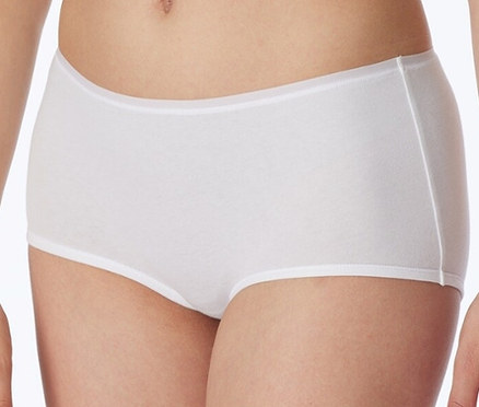 Frau trägt 2 SCHIESSER Shorts mit Bio-Baumwolle, weiß.