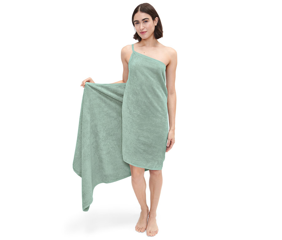 Frau posiert in einem grünen Handtuch-Kleid.