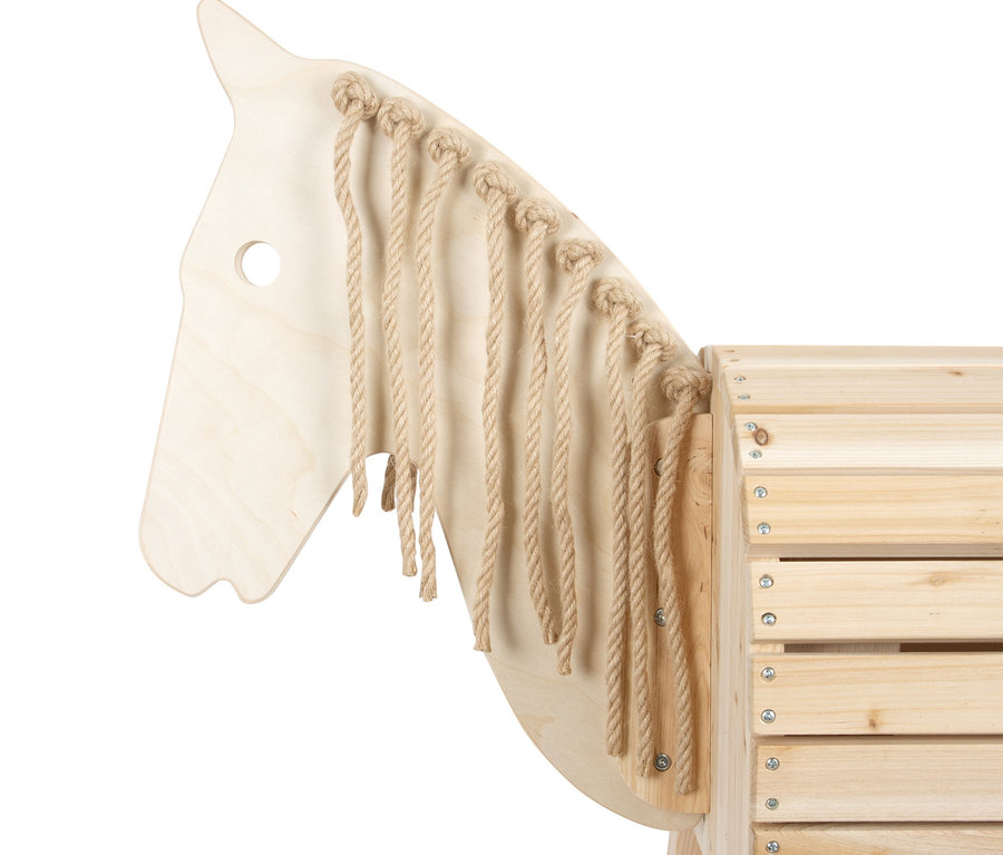 Detailansicht eines naturbelassenen small foot Holzpferds mit Seilmähne.