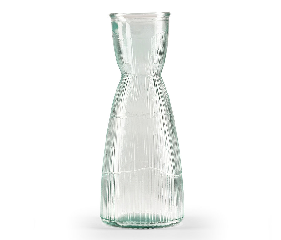 Eine durchsichtige Karaffe auf einem weißen Hintergrund.