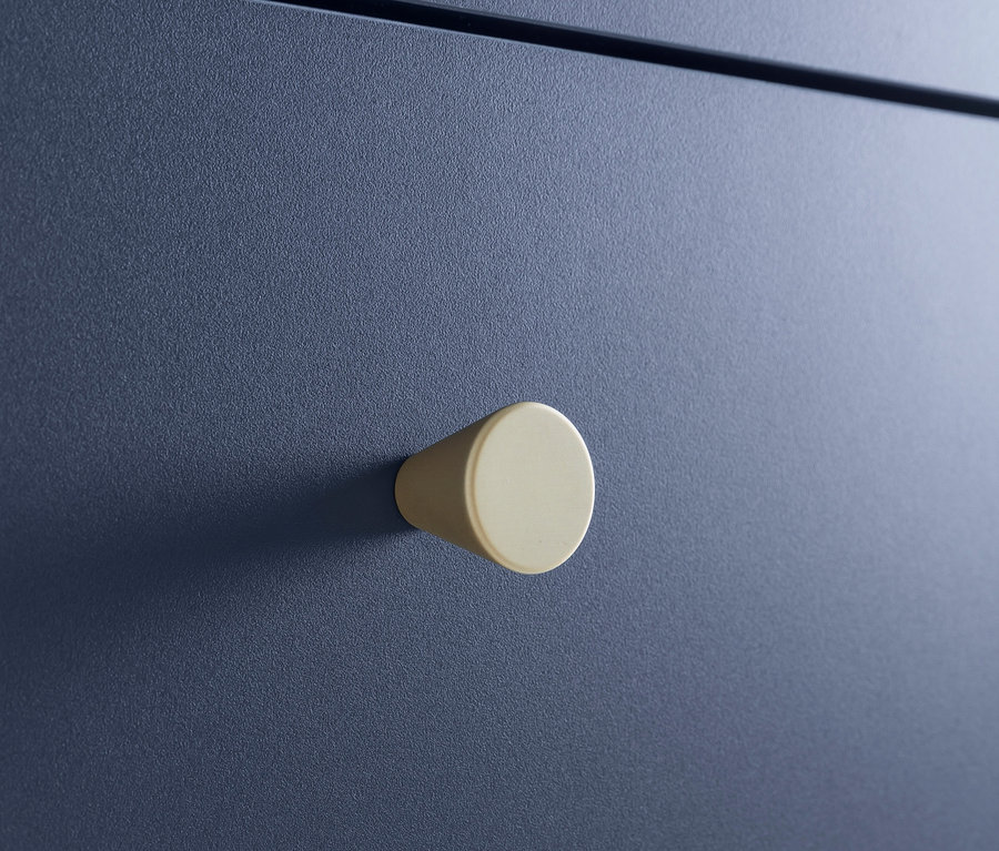 Detailaufnahme einer blauen »Alfa« Kommode mit rundem Griff.