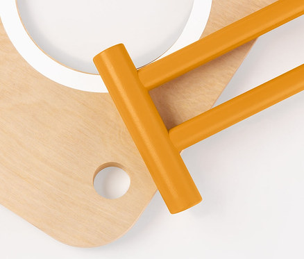 Detail des Cornhole »Bennet« von Pinolino, bestehend aus einem hellen Holzbrett mit Loch und einem orangefarbenen Ständer auf weißem Grund.