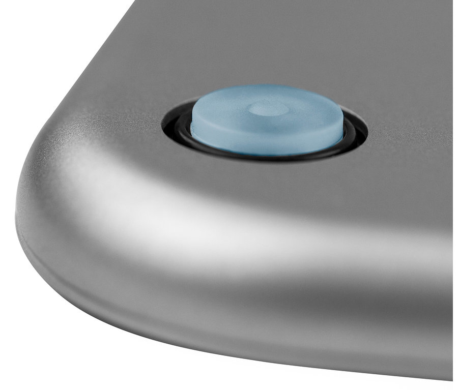 Detailaufnahme einer grauen CASO Küchenwaage »Kitchen Energy« mit blauem Knopf.