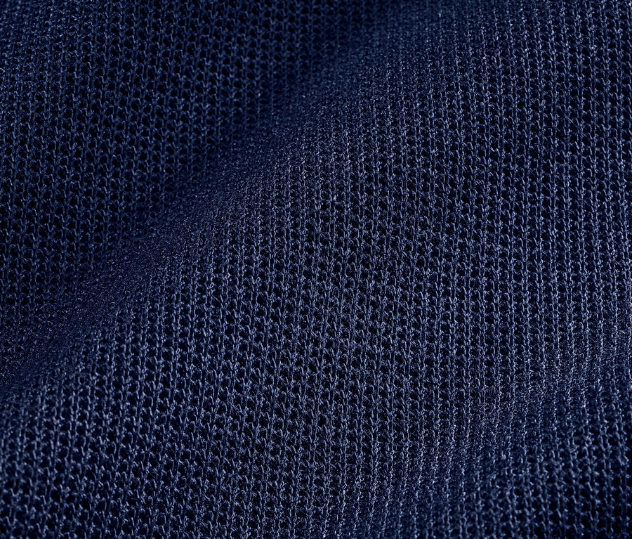 Detailaufnahme eines strukturierten, dunkelblauen Hemdes.