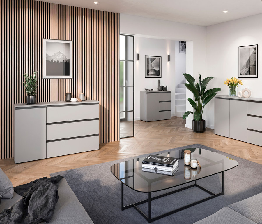 Wohnzimmer mit Sennan Kommode, Couchtisch und Sofa.