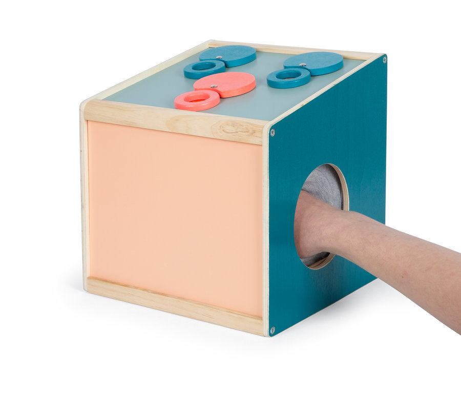 Eine Hand greift in die Öffnung der small foot Sinnes-und-Fühl-Box »Sensory«.