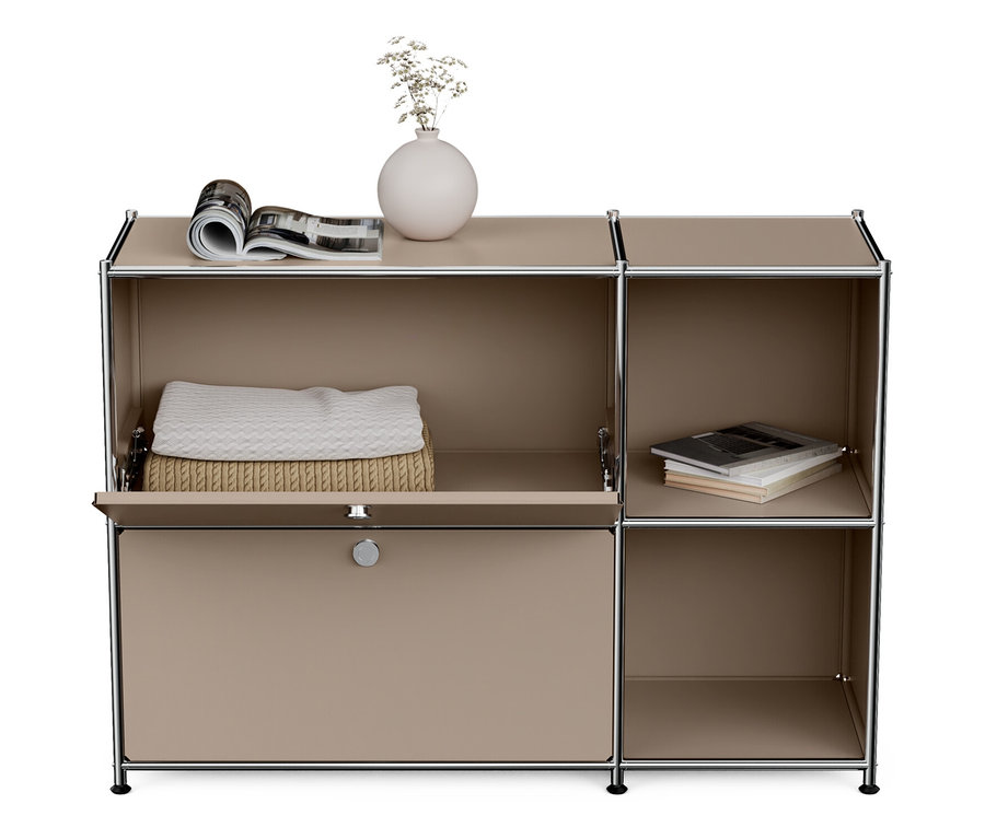 Taupefarbenes Sideboard Metall »CN3« mit 2 Klappenfächern. Auf dem Sideboard liegen eine Vase und eine Zeitschrift.