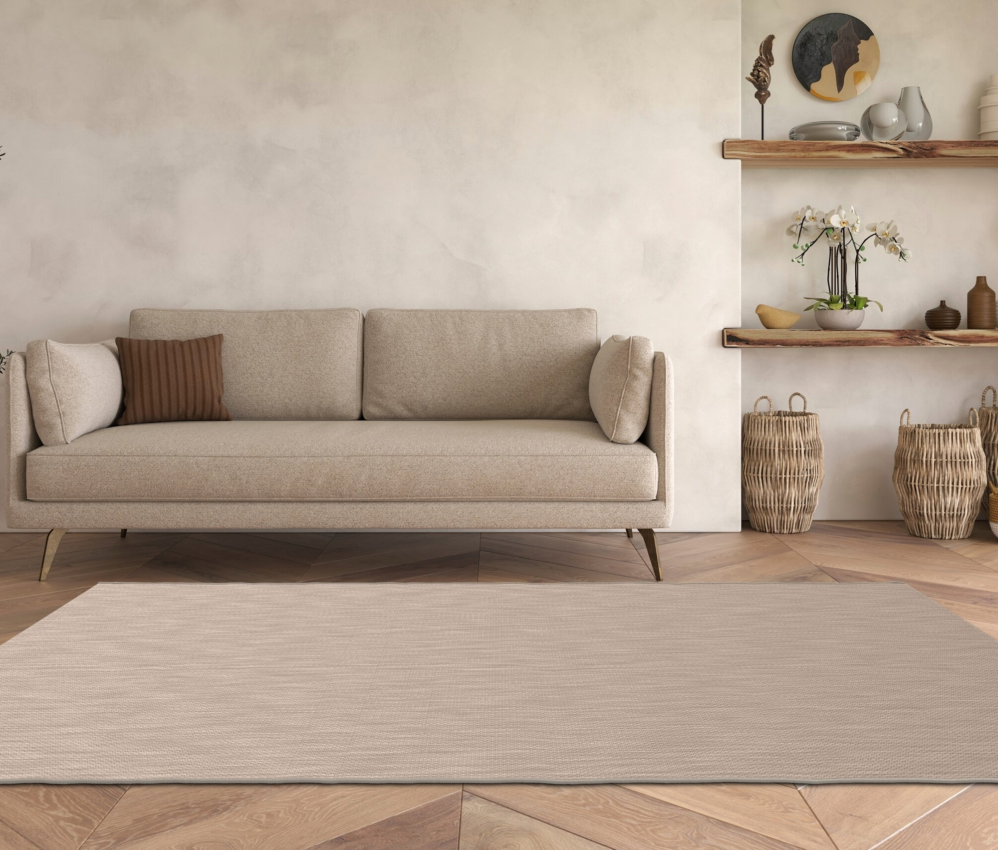 Ein beiges Sofa mit einem braunen Kissen steht hinter einem braunen Teppich »Eldorado« auf einem Holzboden.