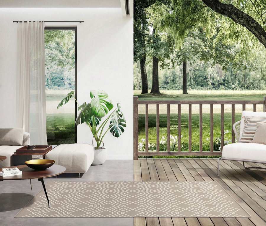 Wohnzimmer geht in Terrasse mit braunem faltbarem Outdoor-Teppich »Diamond Rhythm« über.