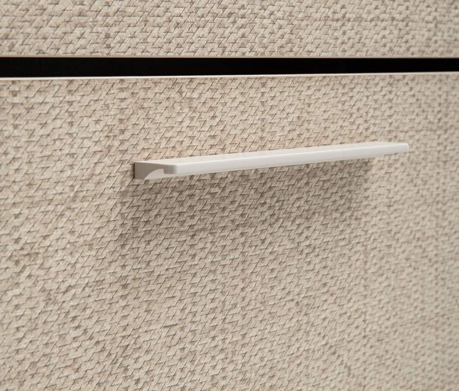 Detailaufnahme eines cremebeigen Schuhschranks »Edno« mit Canasta-Dekor, 124 cm, und Griff.