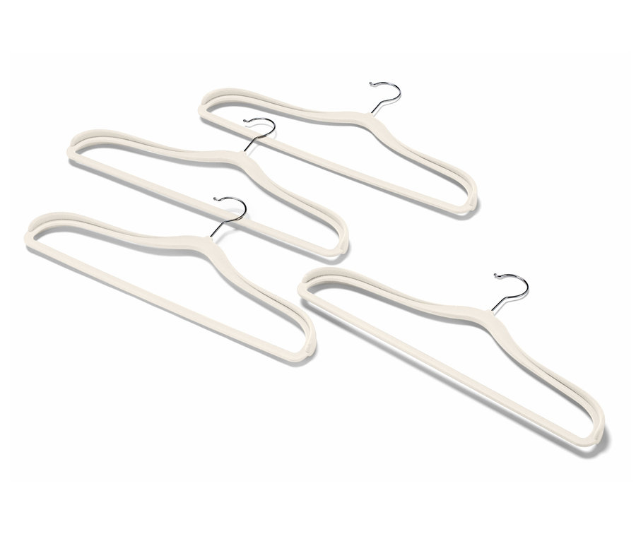 Vier beige Kleiderbügel mit Chromhaken auf weißem Hintergrund.