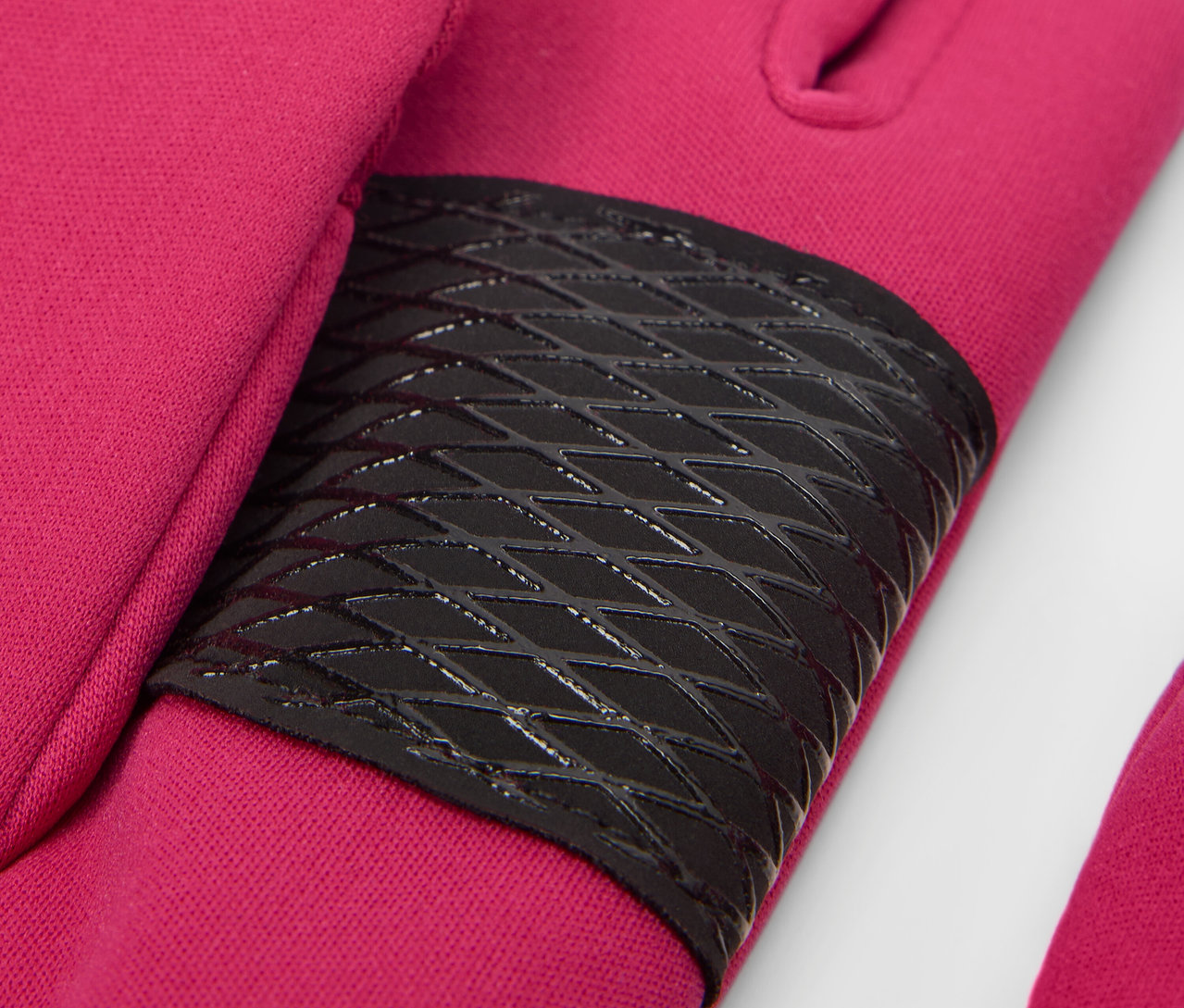 Detailansicht Kinder-Softshellhandschuhe in Beere mit schwarzem Anti-Rutsch-Besatz.