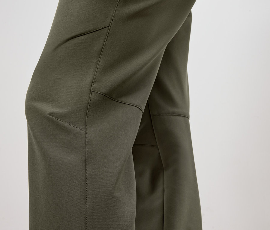 Detailaufnahme einer olivgrünen Hose mit Tasche und Kniepolster.