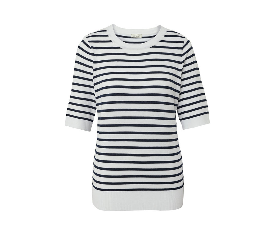 Gestreifter marineblauer Feinstrickpullover mit kurzen Ärmeln.