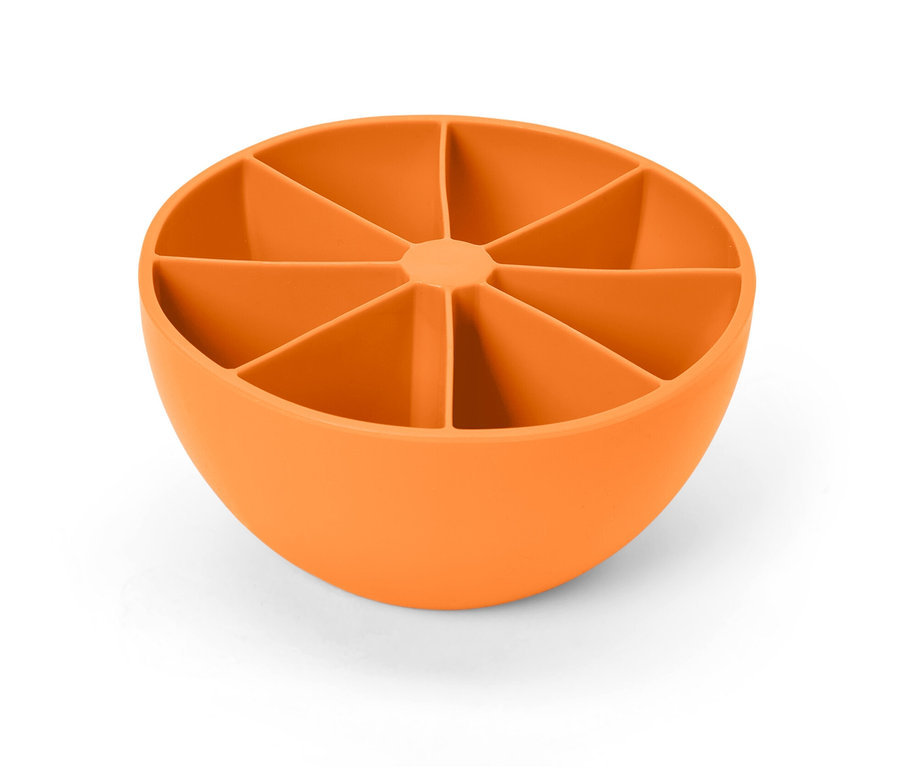 Halbrunde, orange XL-Eiswürfelbereiter mit acht Fächern.