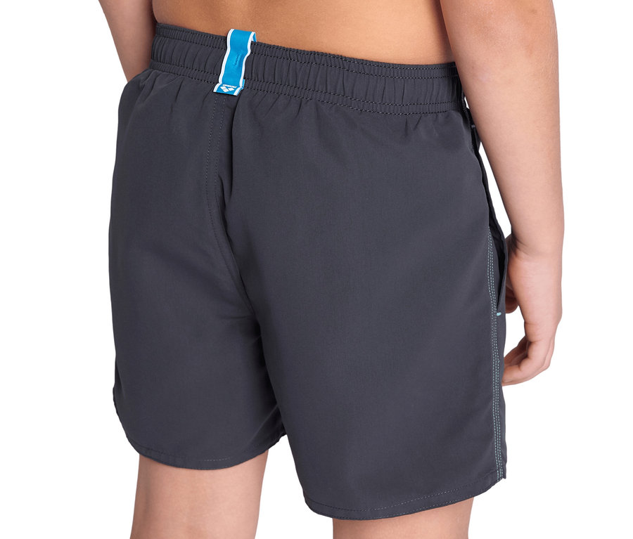 Junge trägt schwarze Badehose.