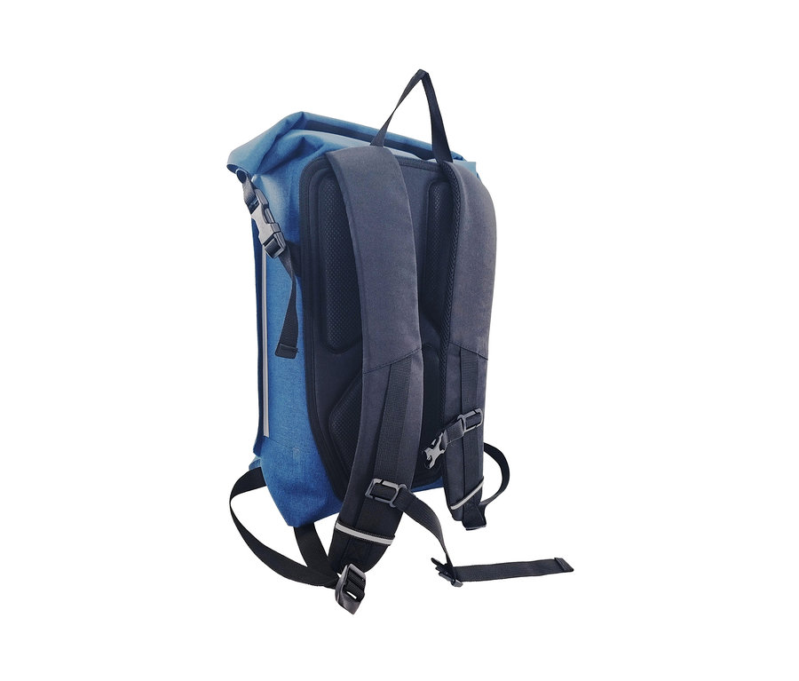 Blauer Tambu Rolltop-Rucksack RANA mit zwei schwarzen Schultergurten.