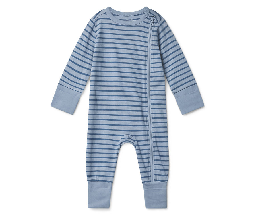Ein blau-gestreifter Baby-Schlafanzug mit durchgehendem Reißverschluss liegt auf einem weißen Hintergrund.